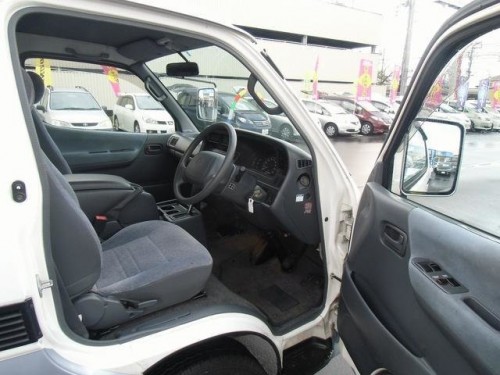 Характеристики автомобиля Toyota Regius Ace 2.0 DX (4 door) (08.2002 - 06.2003): фото, вместимость, скорость, двигатель, топливо, масса, отзывы