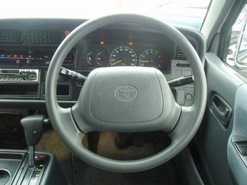 Характеристики автомобиля Toyota Regius Ace 2.0 DX just low (07.1999 - 07.2001): фото, вместимость, скорость, двигатель, топливо, масса, отзывы