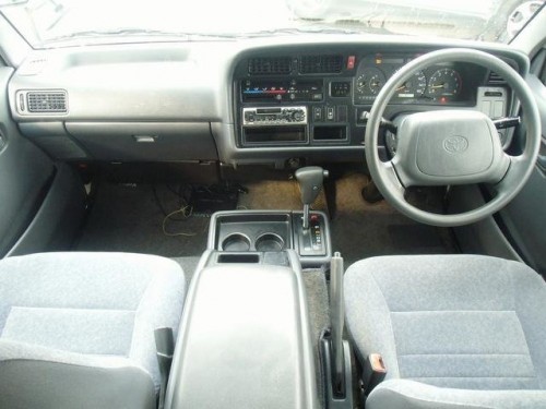 Характеристики автомобиля Toyota Regius Ace 2.0 DX just low (08.2002 - 06.2003): фото, вместимость, скорость, двигатель, топливо, масса, отзывы