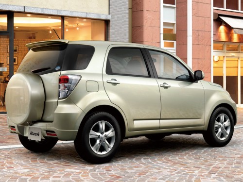 Характеристики автомобиля Toyota Rush 1.5 G L package 4WD (04.2012 - 12.2012): фото, вместимость, скорость, двигатель, топливо, масса, отзывы