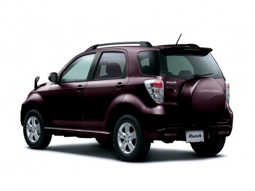 Характеристики автомобиля Toyota Rush 1.5 G L Package 4WD (01.2013 - 03.2016): фото, вместимость, скорость, двигатель, топливо, масса, отзывы