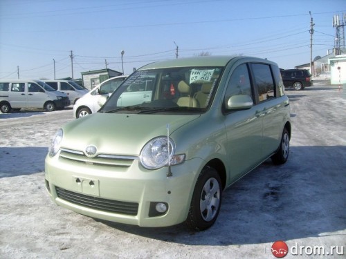 Характеристики автомобиля Toyota Sienta 1.5 Dice Limited (04.2012 - 08.2013): фото, вместимость, скорость, двигатель, топливо, масса, отзывы