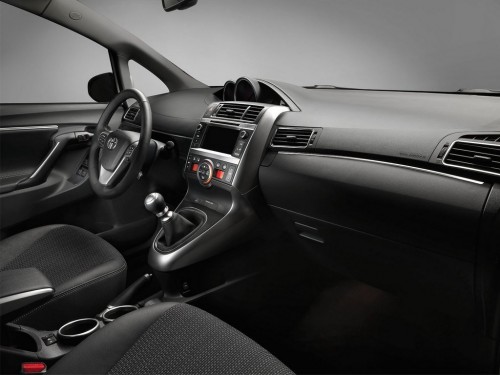 Характеристики автомобиля Toyota Verso 1.8 CVT Комфорт (11.2012 - 01.2016): фото, вместимость, скорость, двигатель, топливо, масса, отзывы