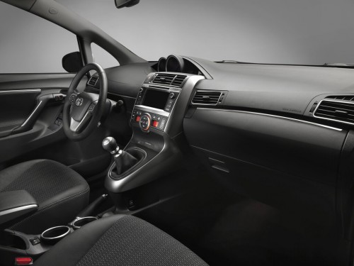Характеристики автомобиля Toyota Verso 1.6 D-4D МТ Comfort 7 seats (07.2014 - 10.2017): фото, вместимость, скорость, двигатель, топливо, масса, отзывы
