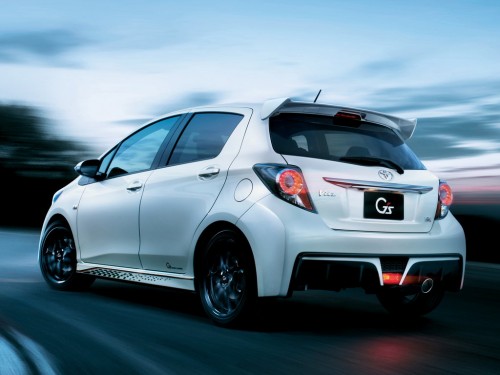 Характеристики автомобиля Toyota Vitz 1.0 F LED Edition (12.2015 - 12.2016): фото, вместимость, скорость, двигатель, топливо, масса, отзывы