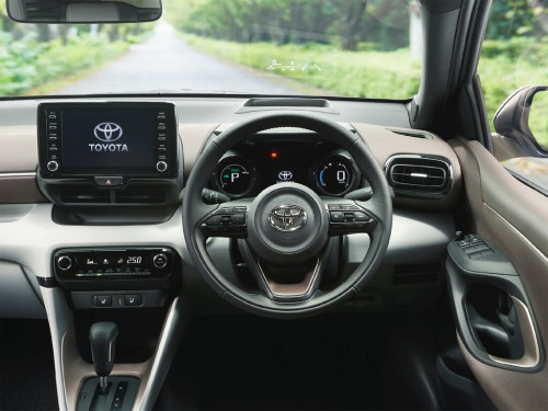 Характеристики автомобиля Toyota Yaris 1.0 X Welcab wheelchair trasportation type I (02.2020 - 04.2021): фото, вместимость, скорость, двигатель, топливо, масса, отзывы
