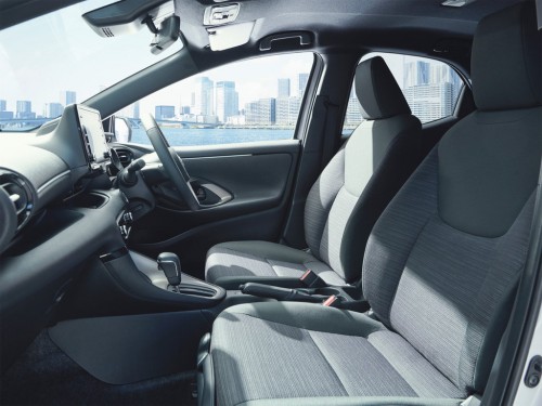 Характеристики автомобиля Toyota Yaris 1.0 X B Package (05.2021 - 07.2022): фото, вместимость, скорость, двигатель, топливо, масса, отзывы