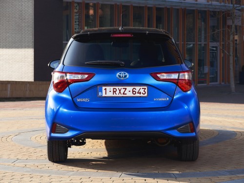 Характеристики автомобиля Toyota Yaris 1.5 CVT Team Deutschland 5dr. (01.2018 - 12.2019): фото, вместимость, скорость, двигатель, топливо, масса, отзывы