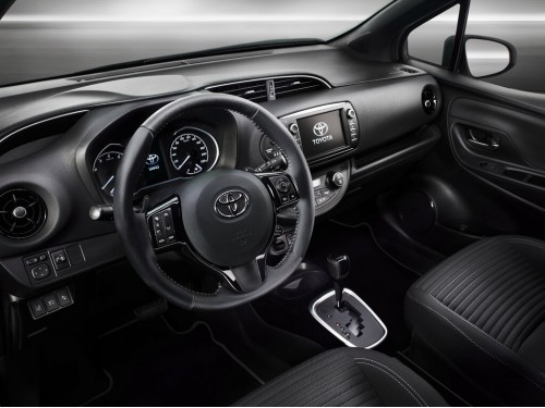 Характеристики автомобиля Toyota Yaris 1.5 MT Launch Edition 5dr. (04.2017 - 12.2018): фото, вместимость, скорость, двигатель, топливо, масса, отзывы