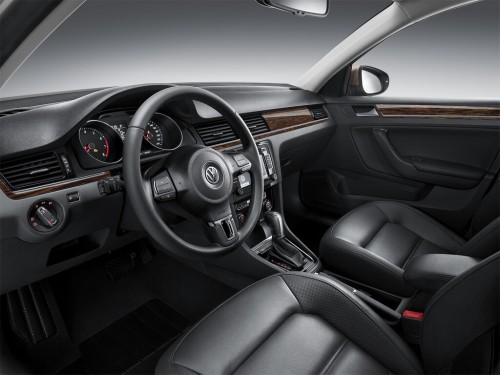 Характеристики автомобиля Volkswagen Bora 1.6 AT Luxury (02.2013 - 03.2016): фото, вместимость, скорость, двигатель, топливо, масса, отзывы