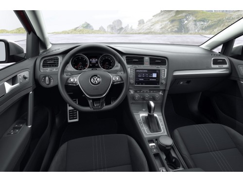 Характеристики автомобиля Volkswagen Golf 1.2 TSI MT Cup (04.2014 - 04.2015): фото, вместимость, скорость, двигатель, топливо, масса, отзывы