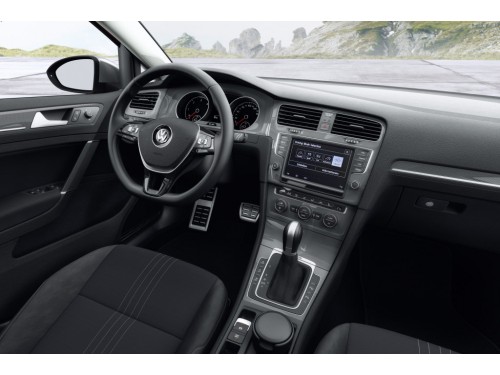 Характеристики автомобиля Volkswagen Golf 1.2 TSI MT Cup (12.2013 - 04.2014): фото, вместимость, скорость, двигатель, топливо, масса, отзывы