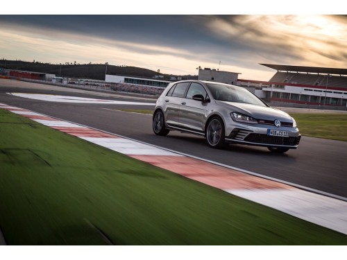 Характеристики автомобиля Volkswagen Golf 1.0 TSI DSG Trendline 5dr. (04.2015 - 12.2016): фото, вместимость, скорость, двигатель, топливо, масса, отзывы