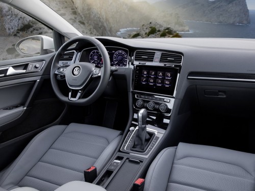 Характеристики автомобиля Volkswagen Golf 1.0 TSI DSG Join (10.2018 - 12.2018): фото, вместимость, скорость, двигатель, топливо, масса, отзывы