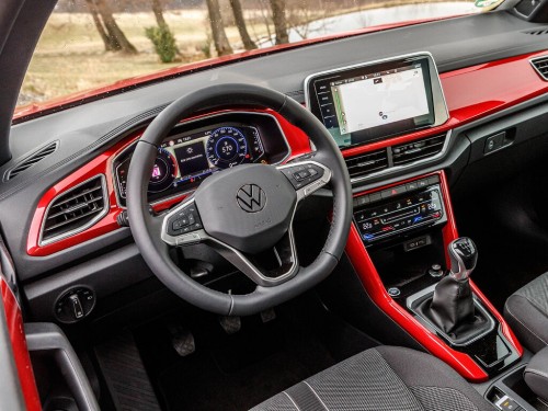 Характеристики автомобиля Volkswagen T-Roc 1.0 TSI MT Move (01.2023 - н.в.): фото, вместимость, скорость, двигатель, топливо, масса, отзывы