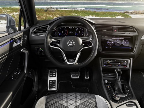 Характеристики автомобиля Volkswagen Tiguan Allspace 1.5 TSI MT Move (01.2023 - н.в.): фото, вместимость, скорость, двигатель, топливо, масса, отзывы
