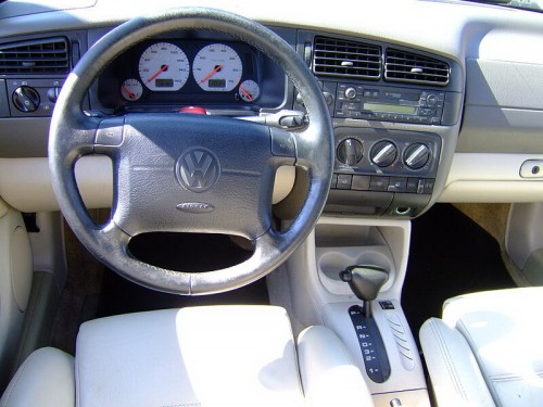 Характеристики автомобиля Volkswagen Vento 1.6 AT CL (11.1995 - 07.1998): фото, вместимость, скорость, двигатель, топливо, масса, отзывы
