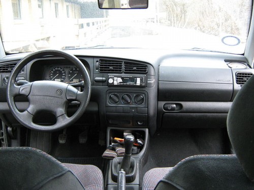 Характеристики автомобиля Volkswagen Vento 1.6 MT CL (08.1995 - 07.1998): фото, вместимость, скорость, двигатель, топливо, масса, отзывы