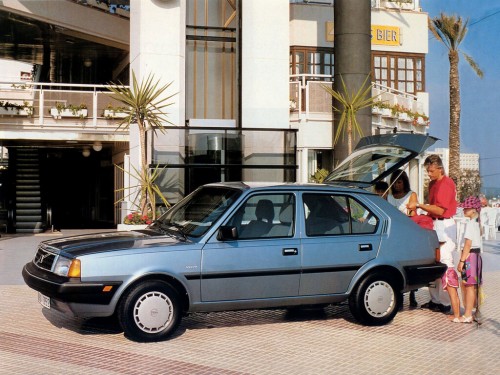 Характеристики автомобиля Volvo 340 1.4 CVT GL (10.1985 - 11.1991): фото, вместимость, скорость, двигатель, топливо, масса, отзывы