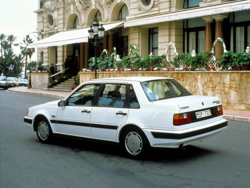 Характеристики автомобиля Volvo 460 1.7 cat. AT GLS (03.1988 - 09.1993): фото, вместимость, скорость, двигатель, топливо, масса, отзывы