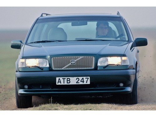 Характеристики автомобиля Volvo 850 2.3T MT 850 R (08.1995 - 12.1996): фото, вместимость, скорость, двигатель, топливо, масса, отзывы
