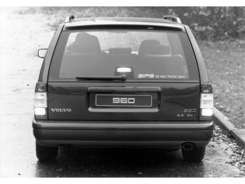 Характеристики автомобиля Volvo 960 2.9 AT 960 (09.1994 - 08.1998): фото, вместимость, скорость, двигатель, топливо, масса, отзывы