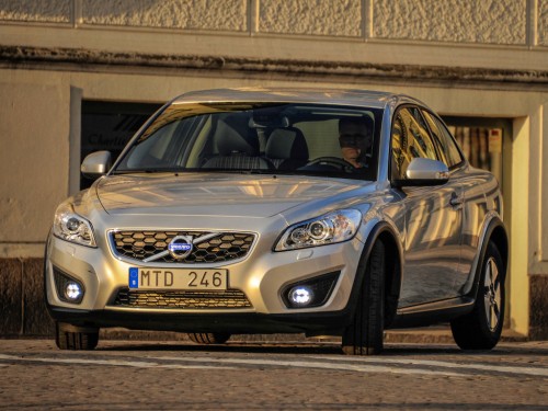 Характеристики автомобиля Volvo C30 2.0 D4 MT R-Design Edition (05.2012 - 07.2013): фото, вместимость, скорость, двигатель, топливо, масса, отзывы
