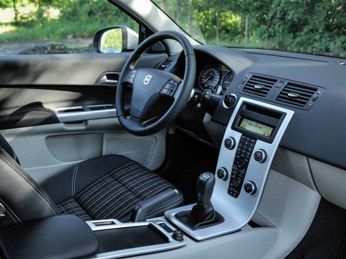 Характеристики автомобиля Volvo C30 2.0 MT Kinetic (10.2009 - 07.2013): фото, вместимость, скорость, двигатель, топливо, масса, отзывы