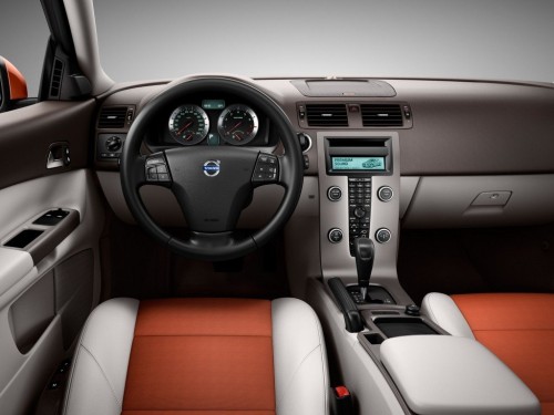 Характеристики автомобиля Volvo C30 2.0 MT R-Design Edition (05.2012 - 07.2013): фото, вместимость, скорость, двигатель, топливо, масса, отзывы
