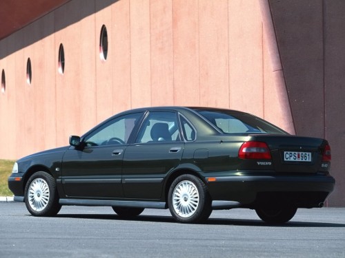 Характеристики автомобиля Volvo S40 1.6 MT Base (07.1996 - 03.1999): фото, вместимость, скорость, двигатель, топливо, масса, отзывы