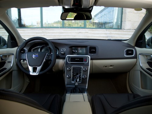 Характеристики автомобиля Volvo S60 1.5 T3 Geartronic Zhixing Edition L (08.2013 - 05.2018): фото, вместимость, скорость, двигатель, топливо, масса, отзывы
