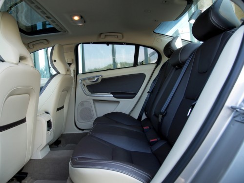 Характеристики автомобиля Volvo S60 1.5 T3 Geartronic Zhixing Edition L (08.2013 - 05.2018): фото, вместимость, скорость, двигатель, топливо, масса, отзывы