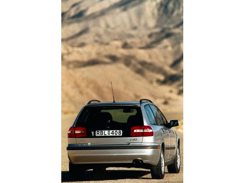 Характеристики автомобиля Volvo V40 2.0 MT (07.2000 - 05.2004): фото, вместимость, скорость, двигатель, топливо, масса, отзывы
