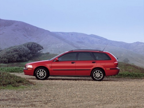 Характеристики автомобиля Volvo V40 2.0 MT Comfort (06.2000 - 05.2004): фото, вместимость, скорость, двигатель, топливо, масса, отзывы