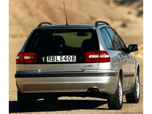 Характеристики автомобиля Volvo V40 2.0 MT Sport (06.2000 - 05.2004): фото, вместимость, скорость, двигатель, топливо, масса, отзывы