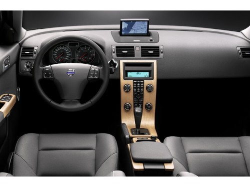 Характеристики автомобиля Volvo V50 2.0F MT Kinetic (05.2010 - 05.2012): фото, вместимость, скорость, двигатель, топливо, масса, отзывы