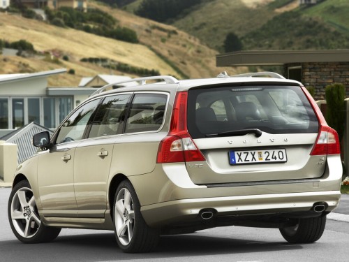 Характеристики автомобиля Volvo V70 1.6T T4 MT Momentum (11.2010 - 11.2012): фото, вместимость, скорость, двигатель, топливо, масса, отзывы