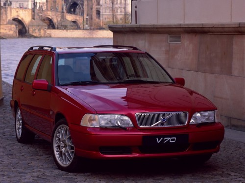 Характеристики автомобиля Volvo V70 2.0T MT (06.1998 - 03.2000): фото, вместимость, скорость, двигатель, топливо, масса, отзывы