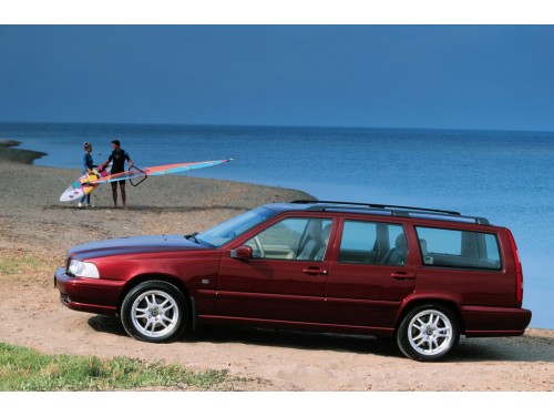 Характеристики автомобиля Volvo V70 2.0T AT (11.1996 - 03.2000): фото, вместимость, скорость, двигатель, топливо, масса, отзывы
