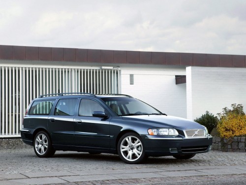 Характеристики автомобиля Volvo V70 2.4 T5 AT HPT (05.2004 - 11.2007): фото, вместимость, скорость, двигатель, топливо, масса, отзывы