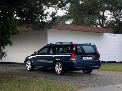 Характеристики автомобиля Volvo V70 2.4 Bi-Fuel AT Kinetic (05.2004 - 07.2007): фото, вместимость, скорость, двигатель, топливо, масса, отзывы