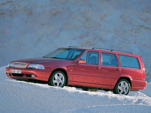 Характеристики автомобиля Volvo V70 2.0 MT (11.1996 - 03.2000): фото, вместимость, скорость, двигатель, топливо, масса, отзывы