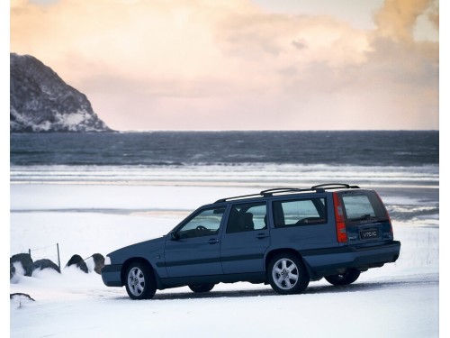 Характеристики автомобиля Volvo V70 2.0 MT (11.1996 - 03.2000): фото, вместимость, скорость, двигатель, топливо, масса, отзывы