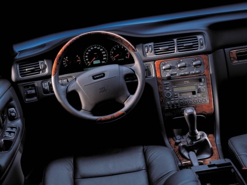 Характеристики автомобиля Volvo V70 2.3 T5 AT AWD R (11.1998 - 03.2000): фото, вместимость, скорость, двигатель, топливо, масса, отзывы