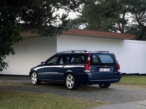 Характеристики автомобиля Volvo V70 2.4 T5 MT HPT (05.2004 - 11.2007): фото, вместимость, скорость, двигатель, топливо, масса, отзывы