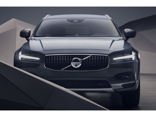 Характеристики автомобиля Volvo V90 2.0 B5 AT AWD Cross Country Plus (08.2021 - 04.2022): фото, вместимость, скорость, двигатель, топливо, масса, отзывы