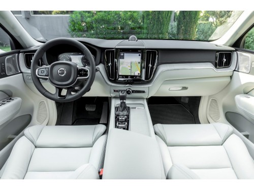 Характеристики автомобиля Volvo XC60 2.0 B4 Geartronic R-Design (04.2020 - н.в.): фото, вместимость, скорость, двигатель, топливо, масса, отзывы