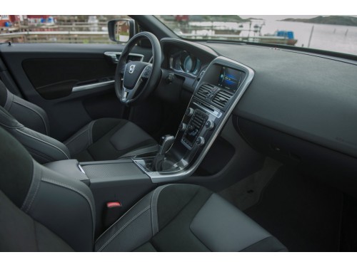 Характеристики автомобиля Volvo XC60 2.0 T5 AWD Geartronic R-Design (05.2015 - 10.2017): фото, вместимость, скорость, двигатель, топливо, масса, отзывы