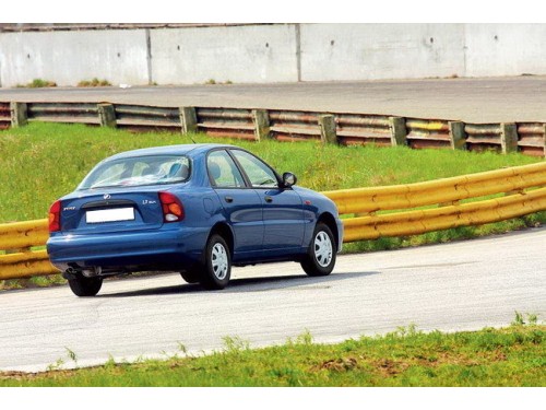 Характеристики автомобиля ЗАЗ Сенс 1.3i MT SX (04.2009 - 10.2013): фото, вместимость, скорость, двигатель, топливо, масса, отзывы